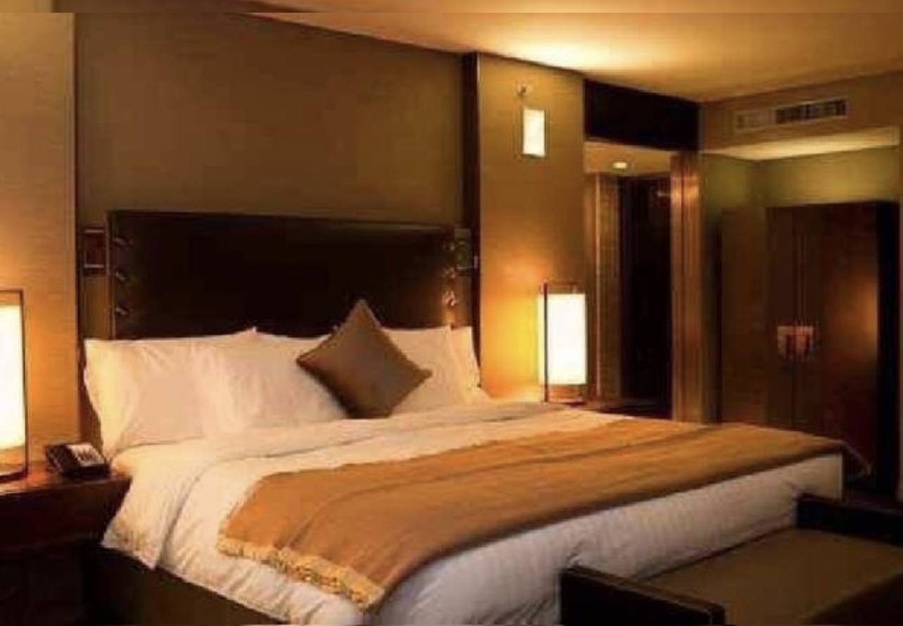 •فندق للبيع مرخص٣ نجوم  كاش او بتسهيلات مع التسليم ويوجد تفاوض كويس جدا في حالة الكاش والجدية مكانه حيوي جدا شارع جدة بالتقاطع مع شارع جامعة الدول العربية وشارع السودان